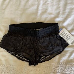 Lulu size 8 NWT City Sky Run By Short for running